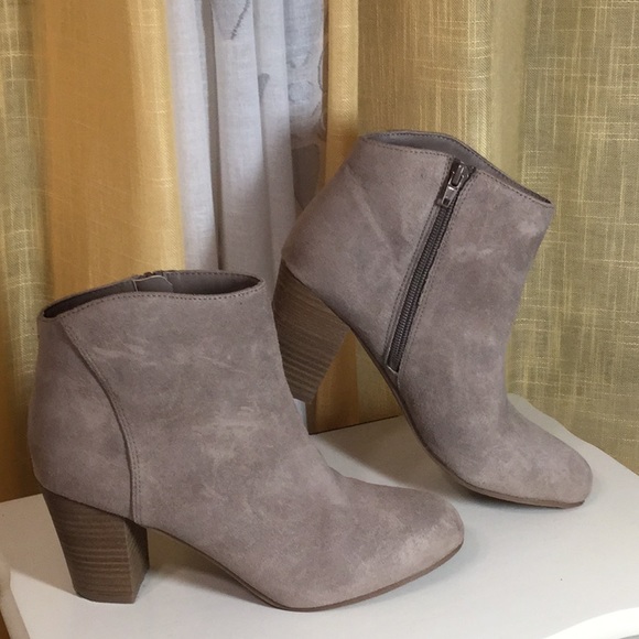 Kenneth Cole Reaction Shoes - Kenneth Cole Reaction Suede Ankle Bootie Sz: 8M